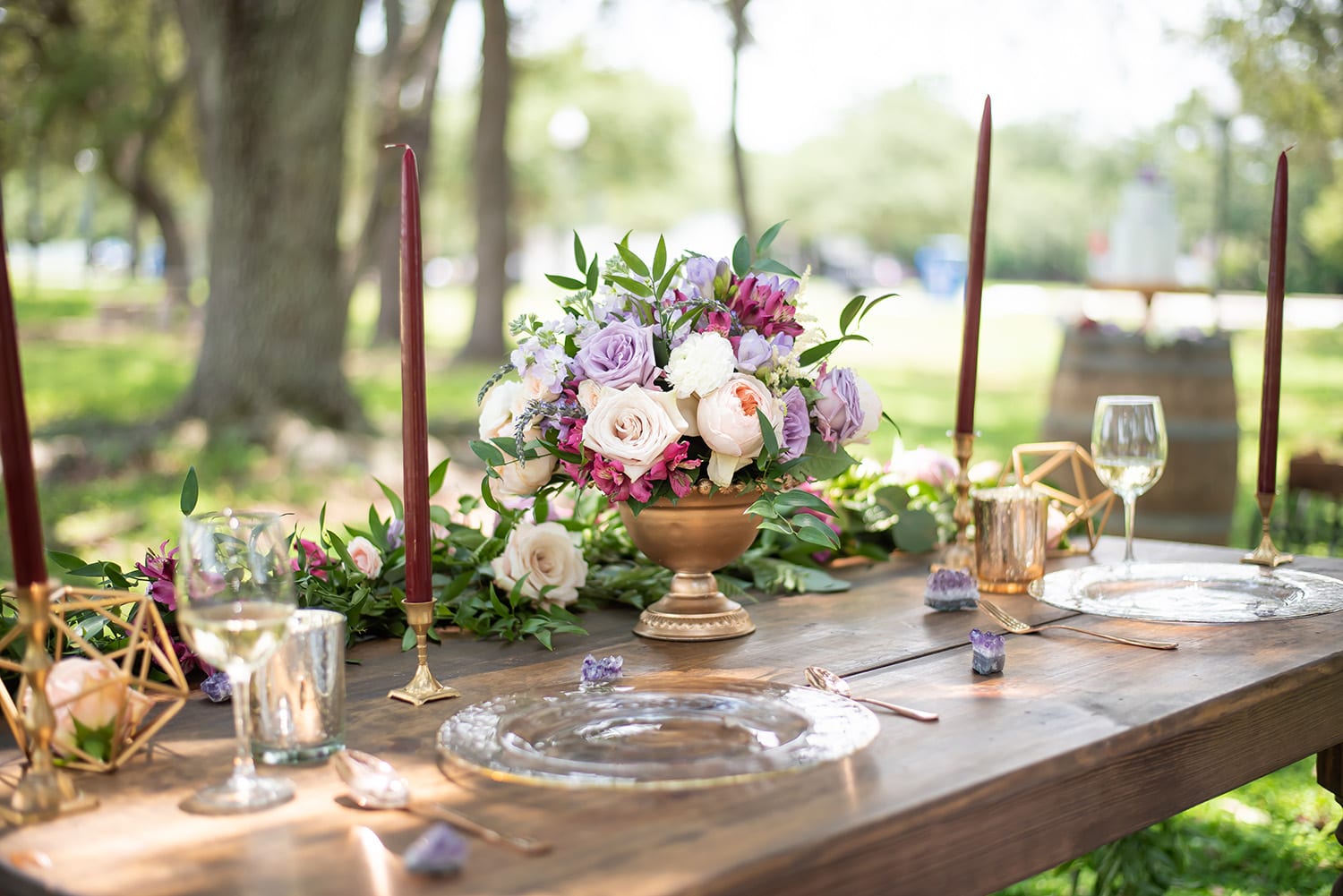 Casa feliz wedding lavender color palette roses burgundy candles golden details wooden sweetheart table