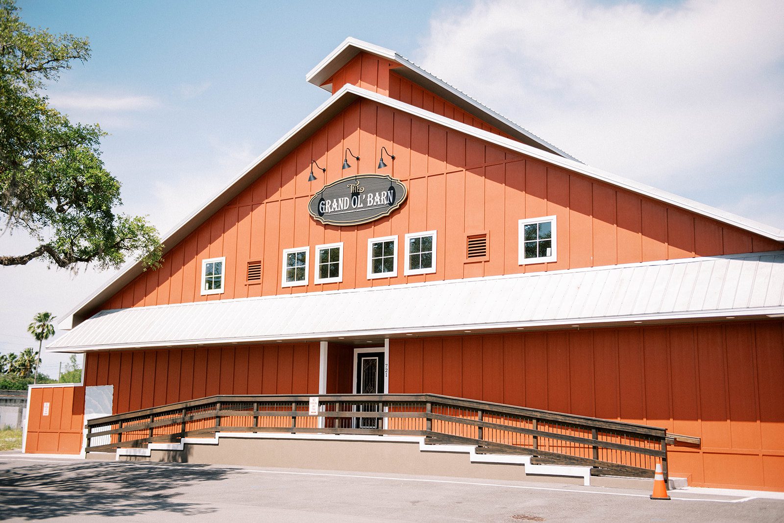 Grand Ol Barn Florida wedding venue on a bright sunny day