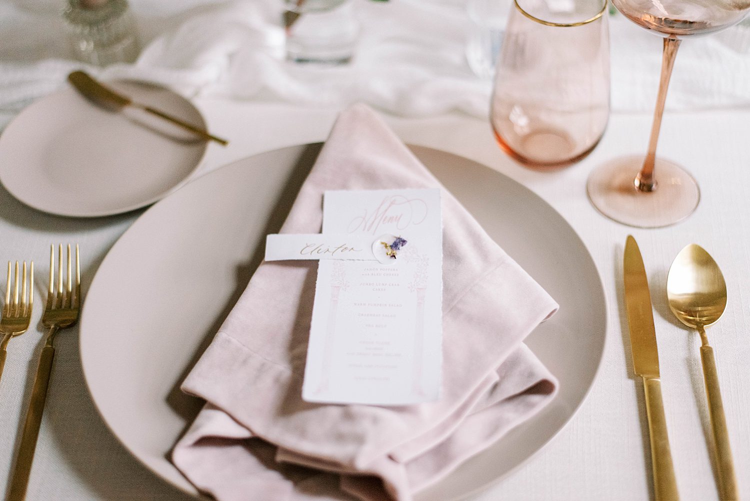 place setting with pink napkins