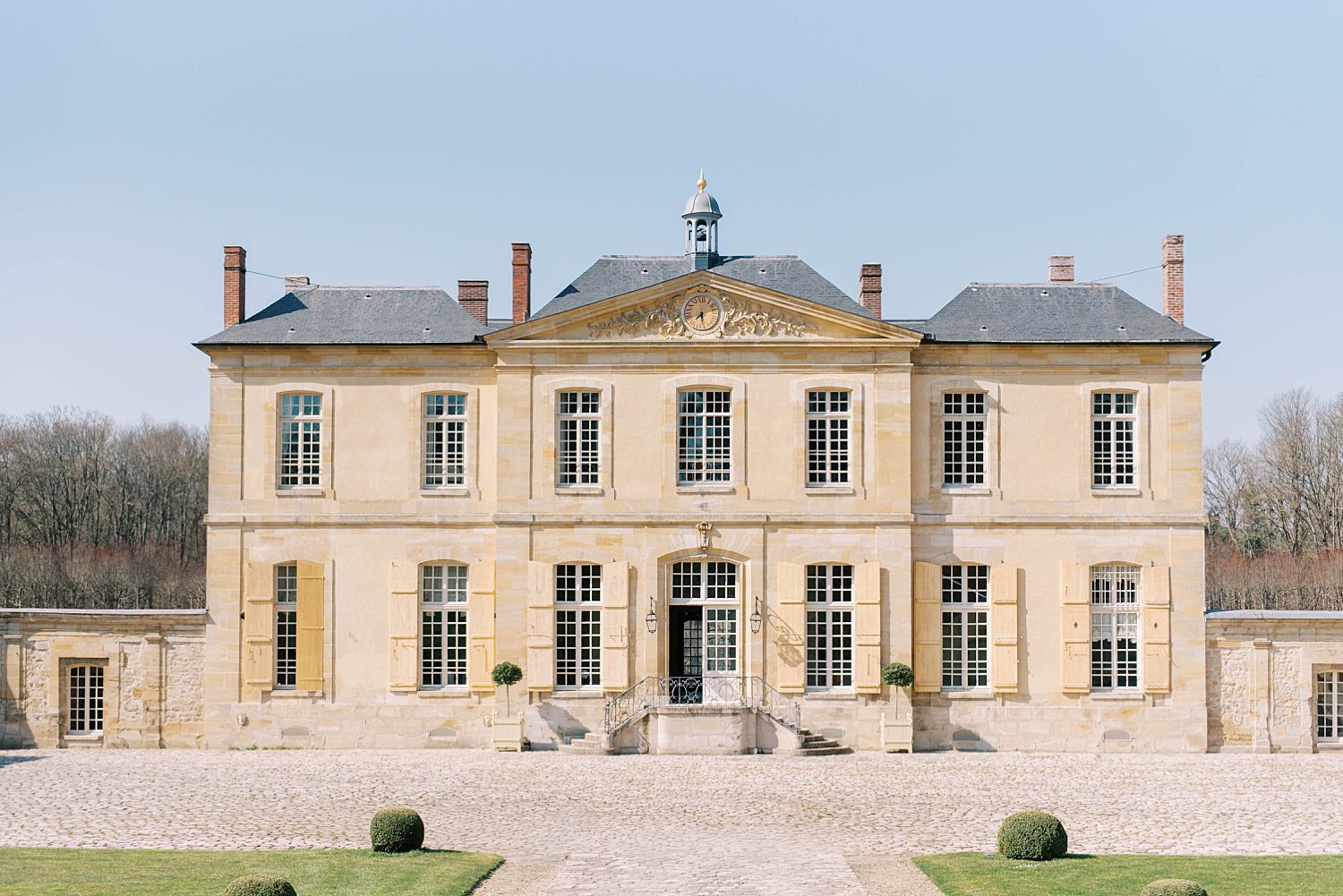 Chateau de Villette wedding day photographed by destination wedding photographer Ruth Terrero