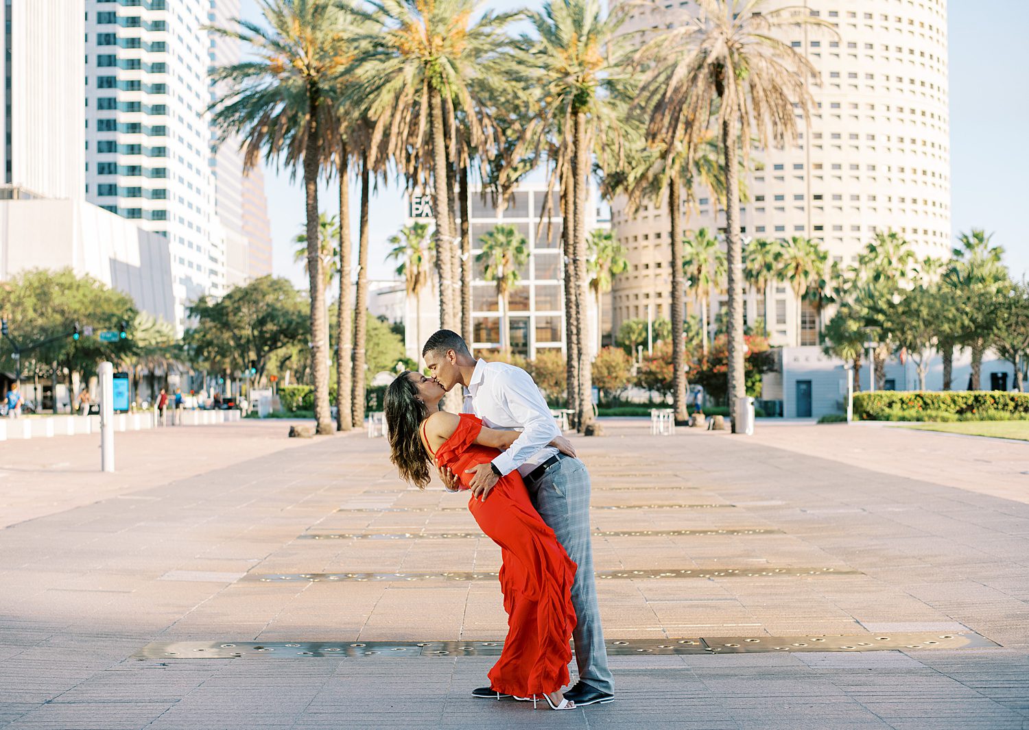 man dips woman kissing her in Curtis Hixon Park in Tampa FL