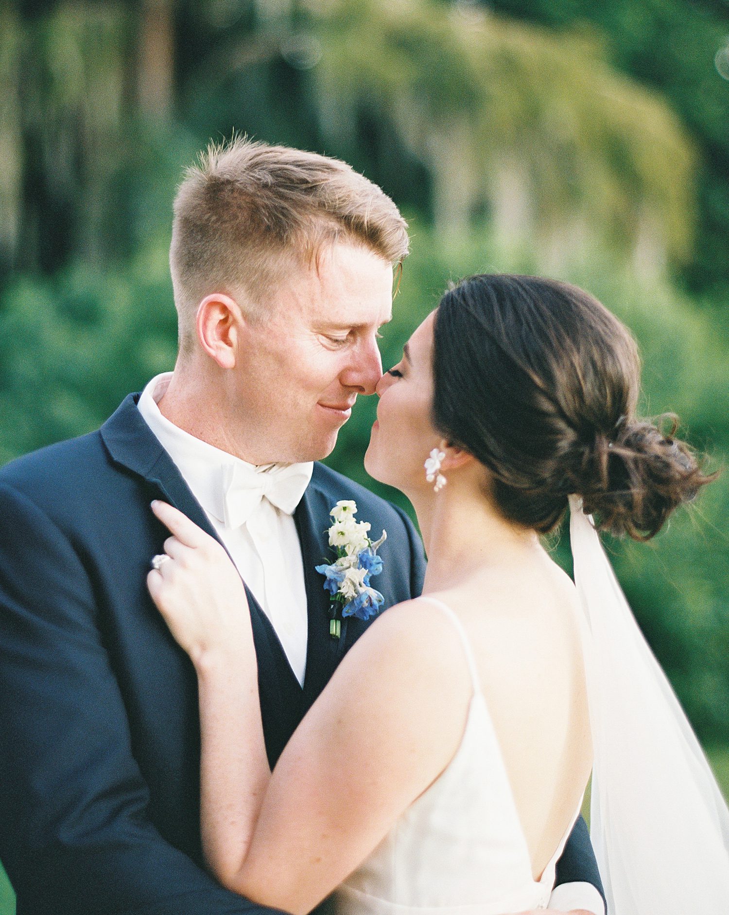 bride and groom lean for a kiss at open air reception at Innisbrook Resort on wedding day