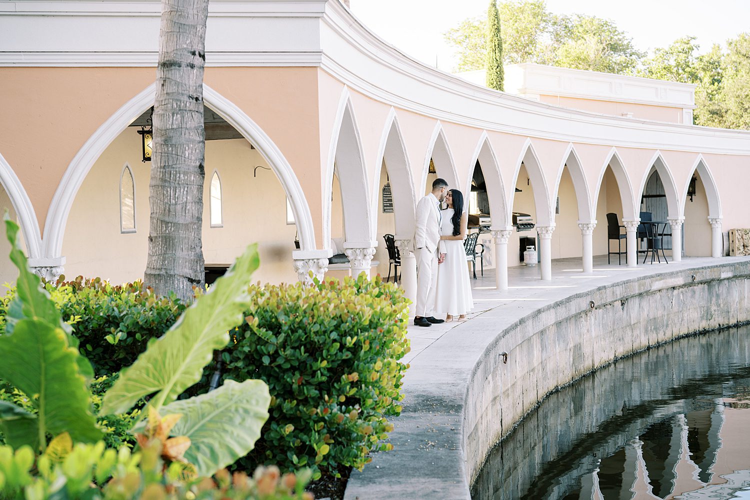 couple kiss by the water