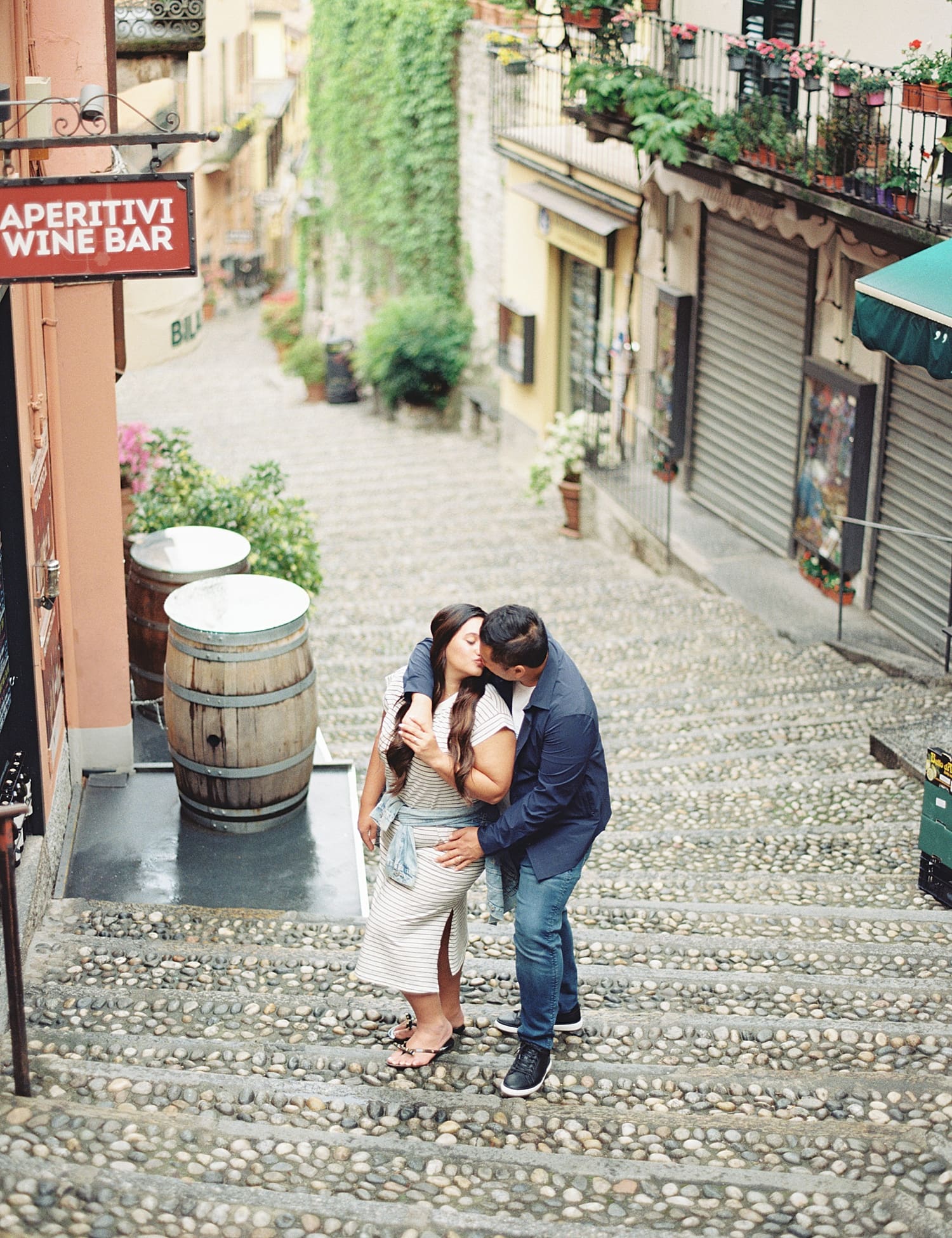 couple kiss on street in Bellagio, Italy