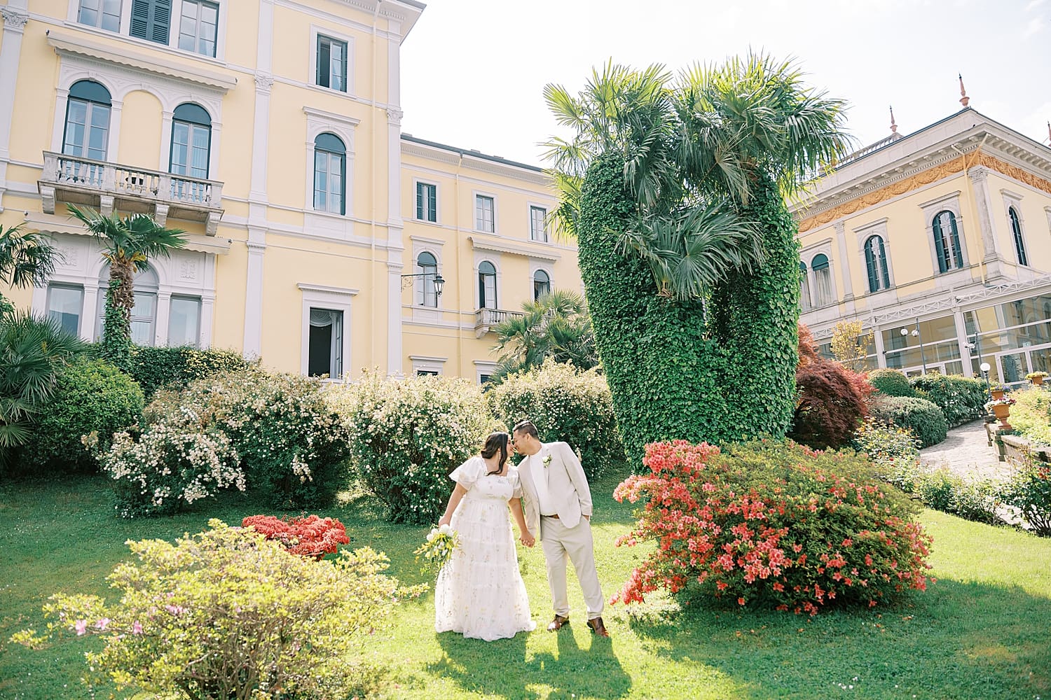 couple portraits in garden at Villa Serbelloni